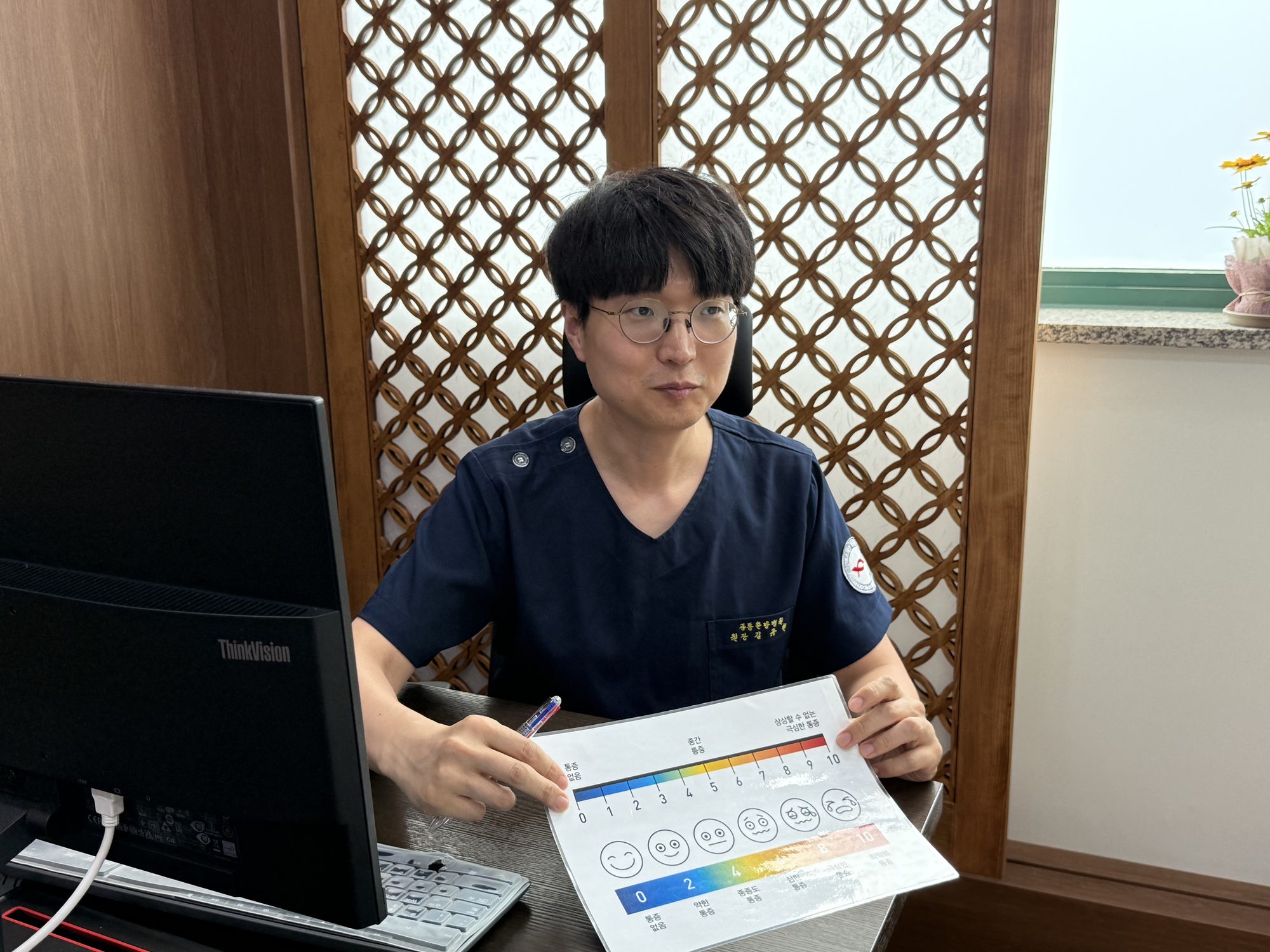 検査結果を説明する韓方医