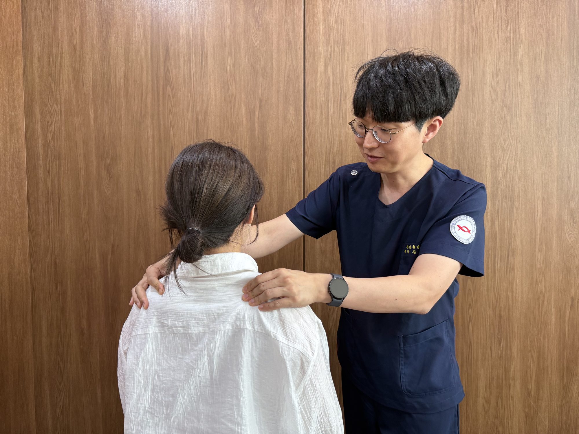 韩医师检查肩部